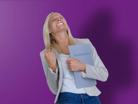 Sich freuende Bewerberin mit Bewerbungsmappe im Arm