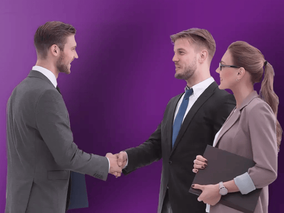 Geschäftsleute gratulieren sich